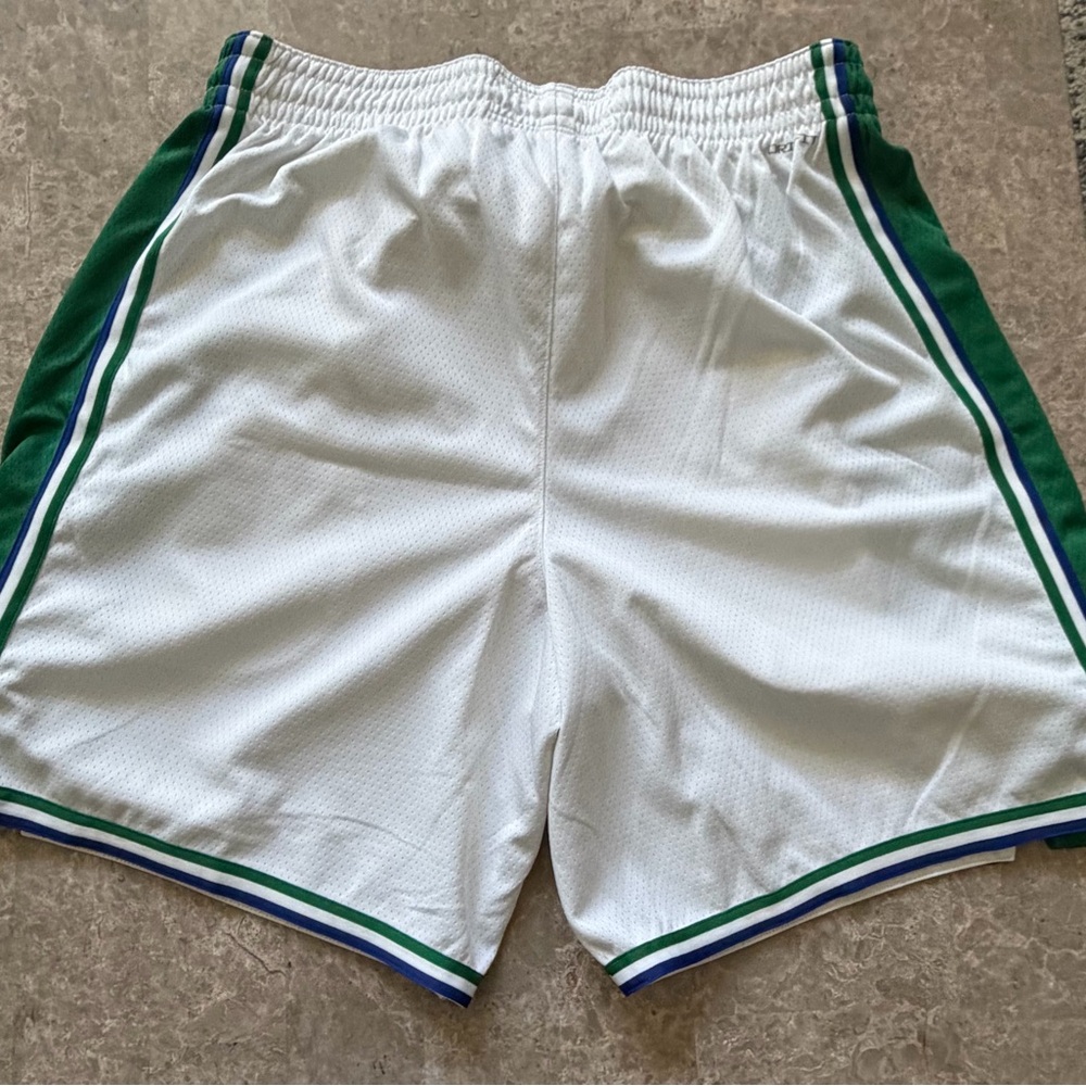 Nike White & Green Men’s Athletic Basketball Shorts - Picture 2 of 4
